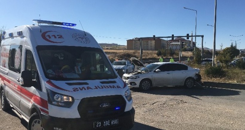 2 OTOMOBİLİN ÇARPIŞMASI SONUCU 1 YARALI