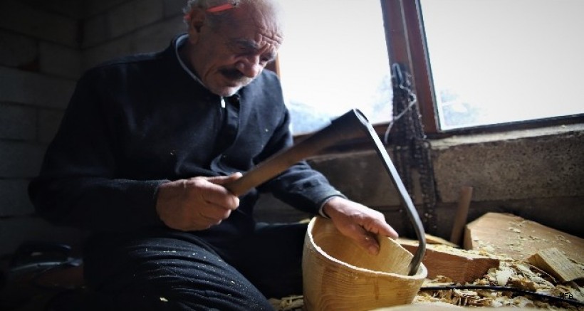 Dursun amca dut ağacını sanata çeviriyor