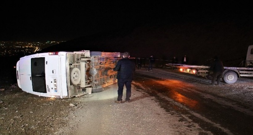 ELAZIĞ'DA MİNİBÜS DEVRİLDİ: 3 YARALI