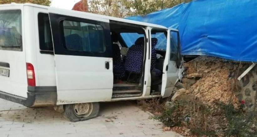 ELAZIĞ'DA MİNİBÜS DUVARA ÇARPTI: 8 YARALI