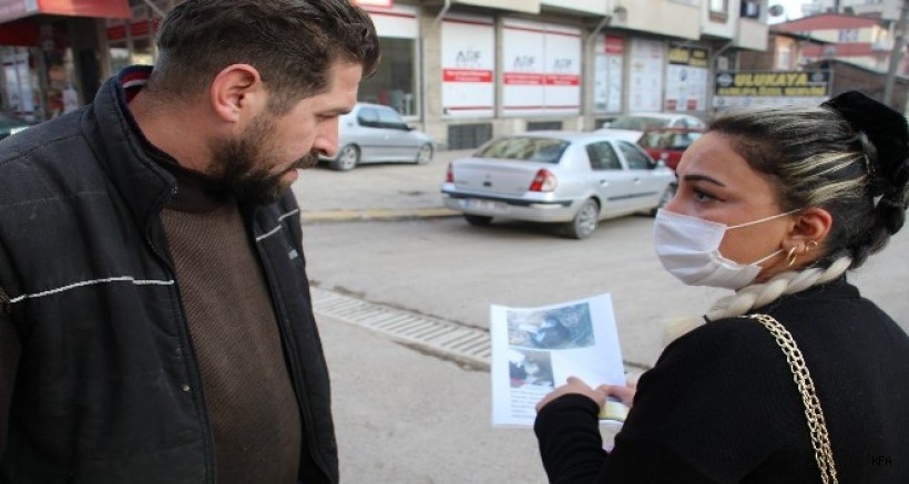 Elazığ’da öğretmen Ebru Çiçek, kayıp kedisini sokak sokak arıyor.