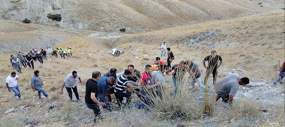 Elazığ’ın Keban ilçesinde, işçileri taşıyan bir minibüsün uçuruma yuvarlanması sonucu 5’i ağır olmak üzere 13 işçi yaralandı.
