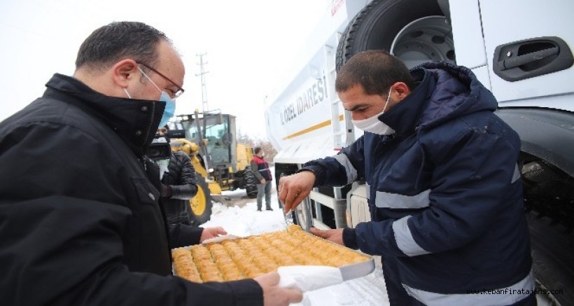 ELAZIĞ VALİSİ ERKAYA YIRIK'TAN KARLA MÜCADELE EKİPLERİNE BAKLAVALI ZİYARET