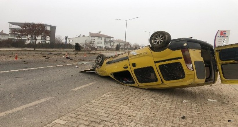 Hafif ticari araç, refüje çarparak takla attı
