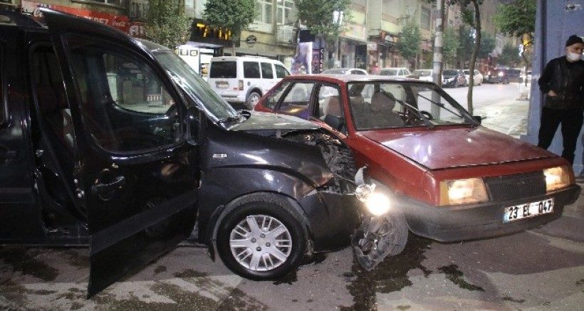 Sokağa çıkma kısıtlaması başladığı saatlerde kaza: 2 yaralı