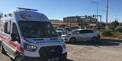 2 OTOMOBİLİN ÇARPIŞMASI SONUCU 1  YARALI
