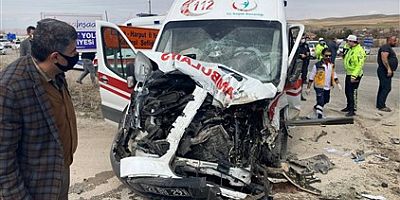 Ambulans, beton mikserine çaptı: 3’ü sağlıkçı 5 yaralı