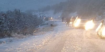 BİNGÖLDE ARAÇLAR KAR NEDENİYLE YOLDA KALDI