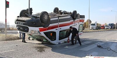 ELAZIĞ'DA HASTA TAŞIYAN AMBULANS KAZA YAPTI