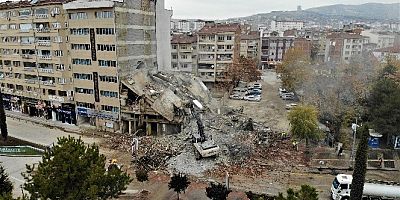 ELAZIĞ'DA KISITLAMAYLA BİRLİKTE BİNA YIKIMLARI HIZ KAZANDI