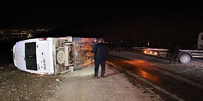 ELAZIĞ'DA MİNİBÜS DEVRİLDİ: 3 YARALI