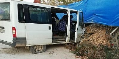 ELAZIĞ'DA MİNİBÜS DUVARA ÇARPTI: 8 YARALI