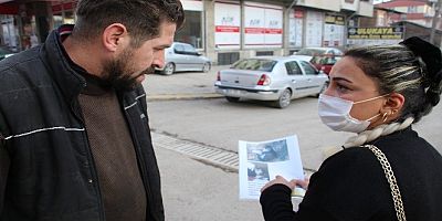 Elazığ’da öğretmen Ebru Çiçek, kayıp kedisini sokak sokak arıyor.