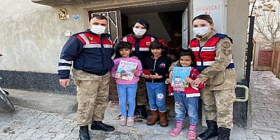 Elazığ depreminin birinci yılında jandarma depremzedeleri unutmadı