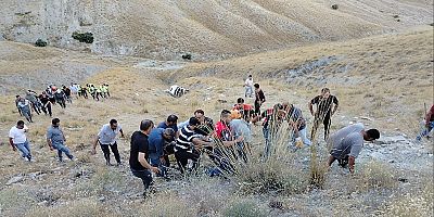 Elazığ’ın Keban ilçesinde, işçileri taşıyan bir minibüsün uçuruma yuvarlanması sonucu 5’i ağır olmak üzere 13 işçi yaralandı.