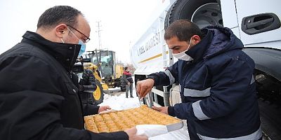 ELAZIĞ VALİSİ ERKAYA YIRIK'TAN KARLA MÜCADELE EKİPLERİNE BAKLAVALI ZİYARET