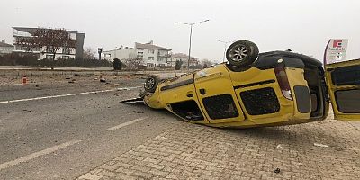 Hafif ticari araç, refüje çarparak takla attı