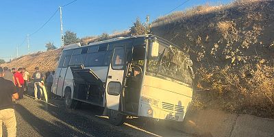 Keban'da fabrika işçilerini taşıyan midibüs kaza yaptı: 21 kişi yaralandı