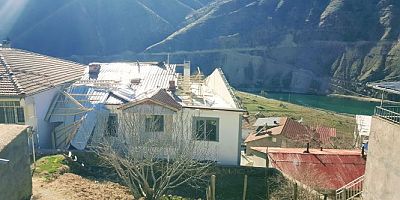 KEBAN'DA FIRTINA BİR APARTMANIN ÇATISINI UÇURDU