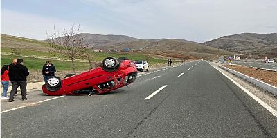 Otomobil ters döndü, sürücü yara almadan kurtuldu