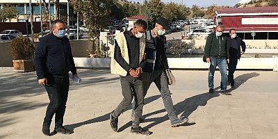 Polis, aranan hırsızı park ettiği aracından bulup girdiği evde suç üstü yakaladı
