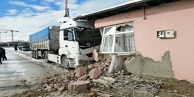 Tır eve çarptı: 1yaralı