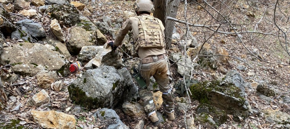Tunceli’de teröristlere ait iki sığınak imha edildi